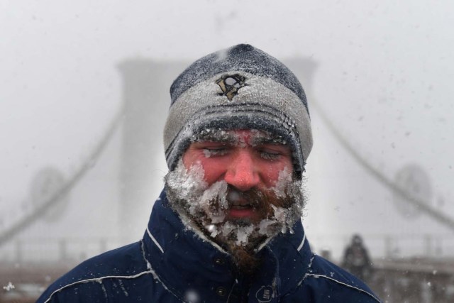 A pedestrian walks through blinding snow across the Brooklyn Bridge during Storm Grayson in New York City, U.S., January 4, 2018. REUTERS/Darren Ornitz TPX IMAGES OF THE DAY