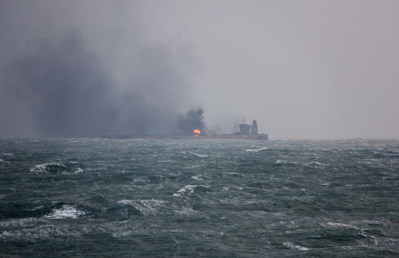 China intenta evitar una marea negra de petrolero en llamas
