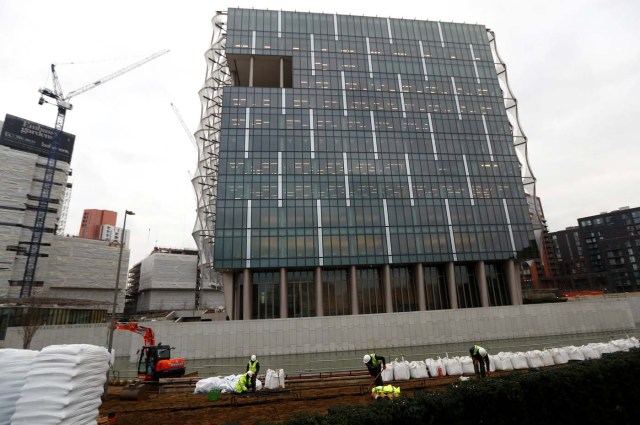 The final pieces of construction work are completed on the new U.S. Embassy in Nine Elms in London, Britain January 12, 2018. REUTERS/Peter Nicholls