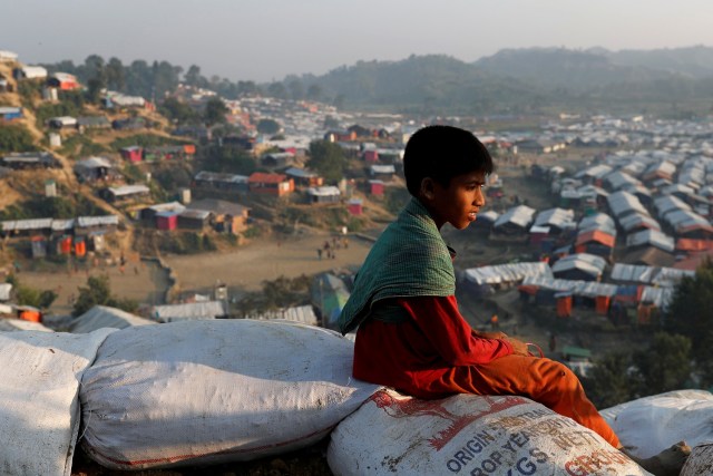 Un niño refugiado rohinyá mira un campo de refugiados, cerca de Cox's Bazar. Imagen de archivo. 11 de enero de 2018. REUTERS/Tyrone Siu