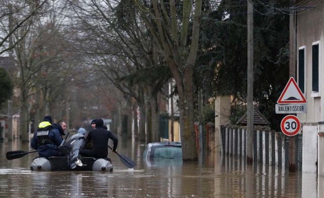 Paris police divers use a small boat to patrol a flooded street of a residential area in Villeneuve-Saint-Georges, near Paris, France January 25, 2018. REUTERS/Christian Hartmann