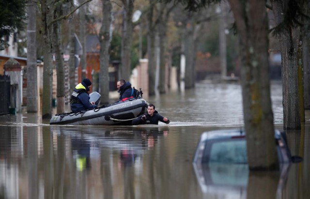 Paris police divers use a small boat to patrol a flooded street of a residential area in Villeneuve-Saint-Georges, near Paris, France January 25, 2018. REUTERS/Christian Hartmann