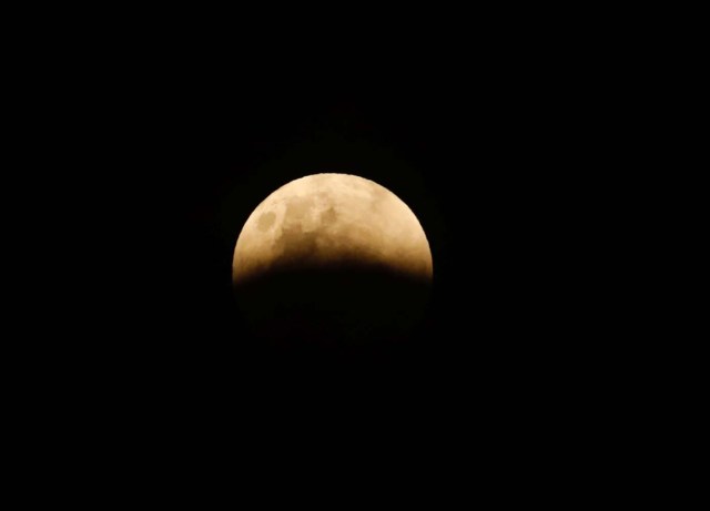 A full moon is seen during a lunar eclipse in Jakarta, Indonesia January 31, 2018. REUTERS/Darren Whiteside