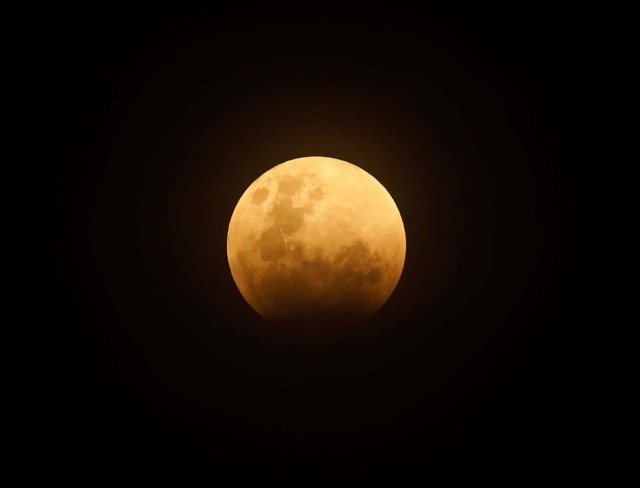 A full moon is seen before the start of a lunar eclipse in Jakarta, Indonesia January 31, 2018. REUTERS/Darren Whiteside