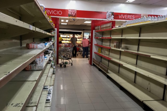 Personas buscan alimentos en un supermercado hoy, sábado 6 de enero del 2018, en la ciudad de Caracas (Venezuela). Inspectores del Gobierno venezolano ordenaron este viernes a unas 26 cadenas de supermercados en Venezuela bajar los precios de distintos productos, informó hoy el diario local Últimas Noticias, que no detalla el porcentaje de la rebaja. EFE/Miguel Gutiérrez