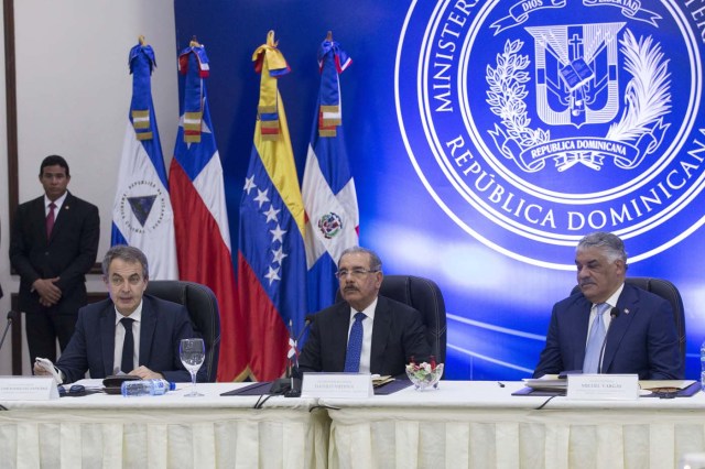 El presidente dominicano, Danilo Medina (d), su ministro de Exteriores, Miguel Vargas (d), y el expresidente del Gobierno español José Luis Rodríguez Zapatero (i) participan en la reunión entre representantes del gobierno y la oposición de Venezuela hoy, sábado 13 de enero de 2018, en la sede del ministerio dominicano de Exteriores, en Santo Domingo (República Dominicana). El Gobierno y la oposición venezolana prosiguen este sábado las conversaciones que iniciaron este jueves en Santo Domingo en busca de un acuerdo para intentar solucionar la crisis que vive ese país. EFE/Orlando Barría