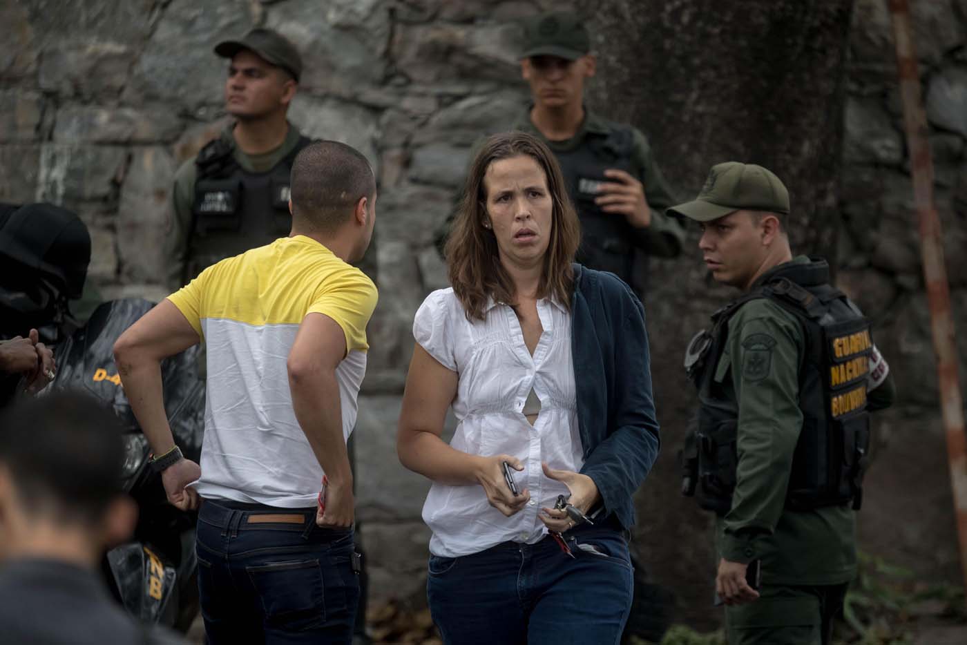 GNB agrede a diputada Manuela Bolívar en las afueras de la morgue de Bello Monte #17Ene