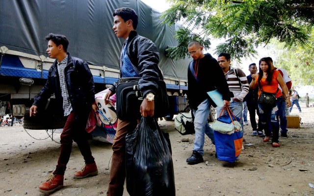 ACOMPAÑA CRÓNICA: COLOMBIA VENEZUELA. BOG03. CÚCUTA (COLOMBIA), 26/01/2017. Ciudadanos venezolanos se reúnen en un parque público hoy, viernes 26 de enero de 2018, en Cúcuta (Colombia). La ciudad colombiana de Cúcuta ha sido siempre sinónimo de hermandad e integración con Venezuela por su privilegiada situación en la línea de frontera, pero la avalancha de personas que llega a diario para escapar de la crisis del país vecino amenaza esa convivencia. EFE/Schneyder Mendoza