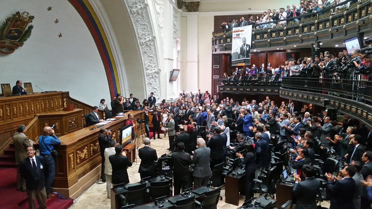 Ramos Allup considera que algunos diputados buscan implosionar a la AN