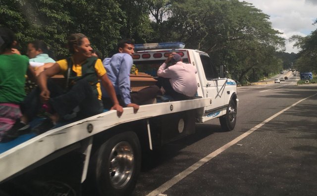 Foto: Crisis obliga a los venezolanos a usar una grúa como carroza fúnebre / Deivis Ramírez