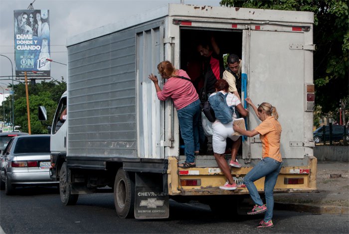 En el estado Lara viven un calvario sin transporte colectivo (Fotos)