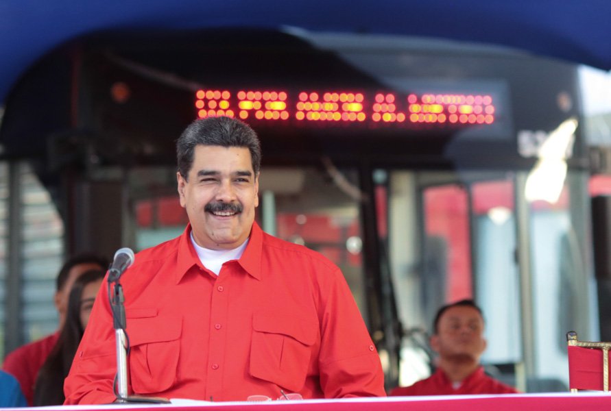 Maduro se libera de rivales chavistas para las elecciones presidenciales