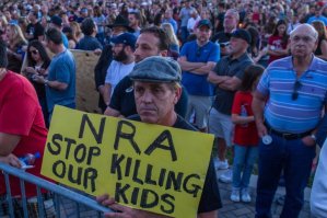 Miles de personas exigen en Florida nuevas leyes sobre armas tras el tiroteo