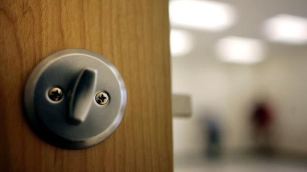 Muchas escuelas utilizan cerraduras especiales para evitar que personas extrañas puedan acceder a las aulas. Foto: GETTY IMAGES