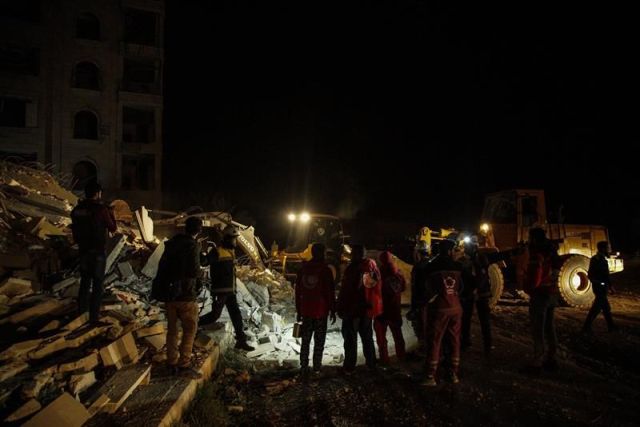 Voluntarios tras un ataque el pasado 4 de febreo en la provincia siria de Idleb. EFE/Archivo