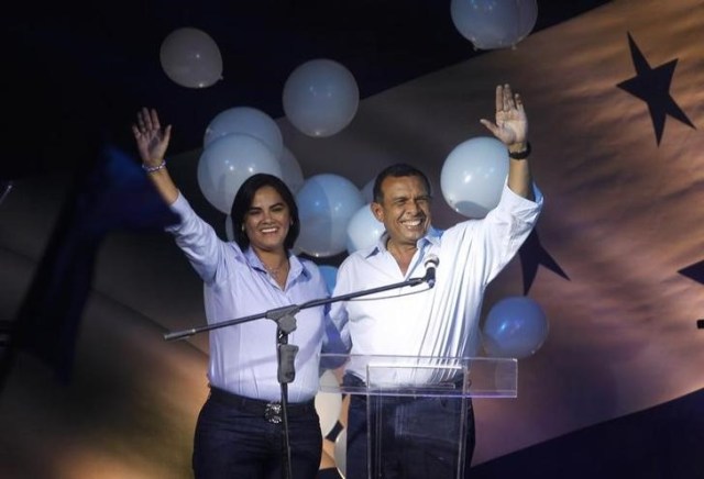 Imagen de archivo de la exprimera dama hondureña Rosa Elena Bonilla y su  esposo, el expresidente Porfirio Lobo, celebrando tras ganar las elecciones en Tegucigalpa, nov 29, 2009.  REUTERS/Edgard Garrido