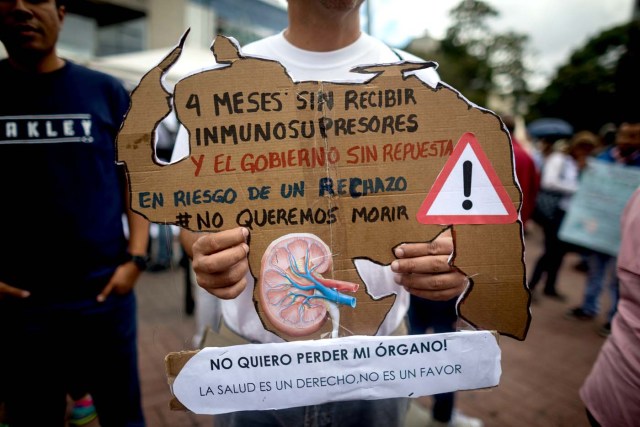 ACOMPAÑA CRÓNICA: VENEZUELA CRISIS ** CAR012. CARACAS (VENEZUELA), 08/02/2018.- Un hombre muestra una figura de cartón en forma del mapa venezolano durante una protesta por la escasez de medicinas y tratamientos para la salud hoy, jueves 8 de febrero de 2018, en Caracas (Venezuela). Una plaza del este de Caracas sirvió hoy de escenario para que decenas de enfermos venezolanos expresaran su frustración por la imposibilidad de acceder a los tratamientos médicos que necesitan para seguir con vida y también para informar acerca de la grave crisis sanitaria por la que pasa Venezuela. EFE/MIGUEL GUTIÉRREZ