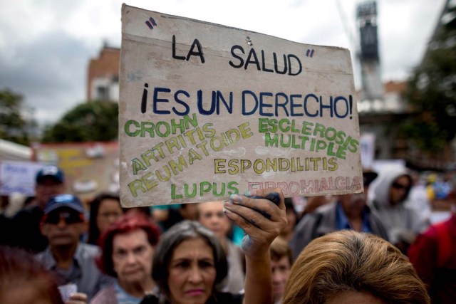 ACOMPAÑA CRÓNICA: VENEZUELA CRISIS ** CAR021. CARACAS (VENEZUELA), 08/02/2018.- Una mujer muestra un cartel durante una protesta por la escasez de medicinas y tratamientos para la salud hoy, jueves 8 de febrero de 2018, en Caracas (Venezuela). Una plaza del este de Caracas sirvió hoy de escenario para que decenas de enfermos venezolanos expresaran su frustración por la imposibilidad de acceder a los tratamientos médicos que necesitan para seguir con vida y también para informar acerca de la grave crisis sanitaria por la que pasa Venezuela. EFE/MIGUEL GUTIÉRREZ