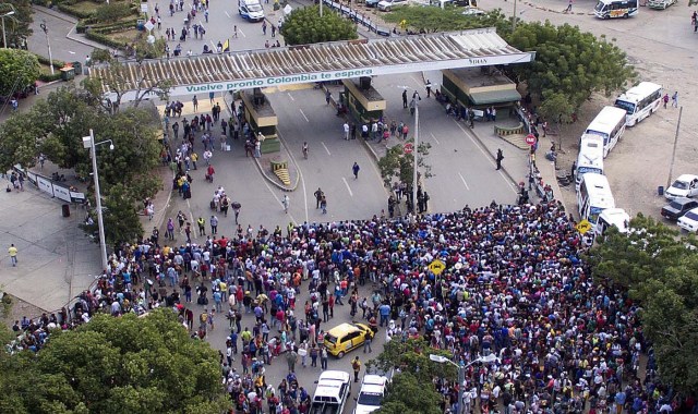 CUC206. CÚCUTA (COLOMBIA), 09/02/2018.- Fotografía cedida por el diario La Opinión, donde se observa una vista aérea de la entrada de ciudadanos venezolanos a Colombia por el Puente Internacional Simón Bolívar hoy, viernes 9 de febrero de 2018, en Cúcuta (Colombia). Miles de venezolanos que intentan entrar a Colombia por el paso fronterizo de Cúcuta protagonizaron hoy momentos de tensión en el puente internacional Simón Bolívar donde comenzaron a regir nuevos controles de acceso. La multitud, que desde tempranas horas espera bajo un sol inclemente que las autoridades colombianas revisen sus documentos, intentó saltarse las vallas metálicas, lo que obligó a la intervención policial. EFE/Juan Pablo Cohen/La Opinión/SOLO USO EDITORIAL/NO VENTAS