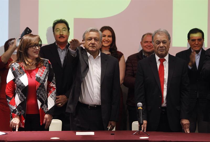López Obrador inscribe candidatura y espera pasar a la historia de México
