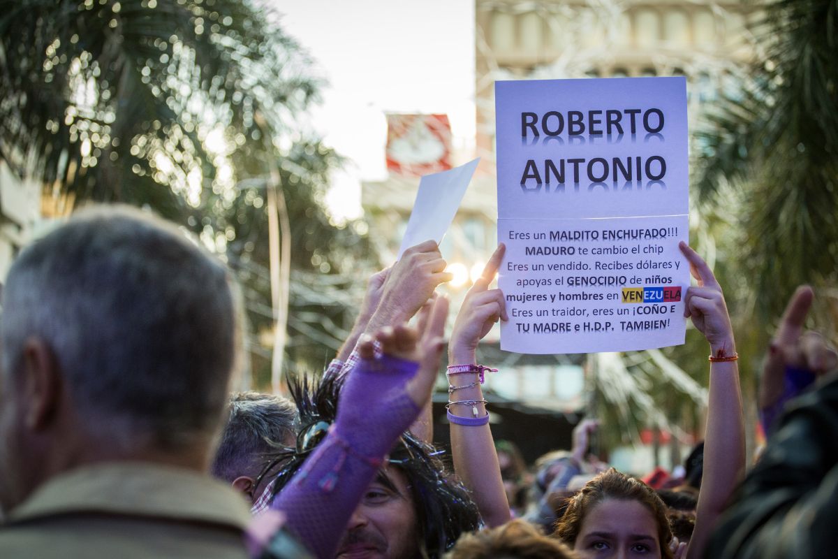 Venezolanos sustituyeron aplausos por insultos a Roberto Antonio durante concierto en Tenerife (VIDEO)