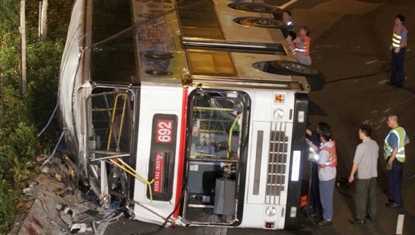 Al menos 19 muertos al voltearse un autobús en Hong Kong