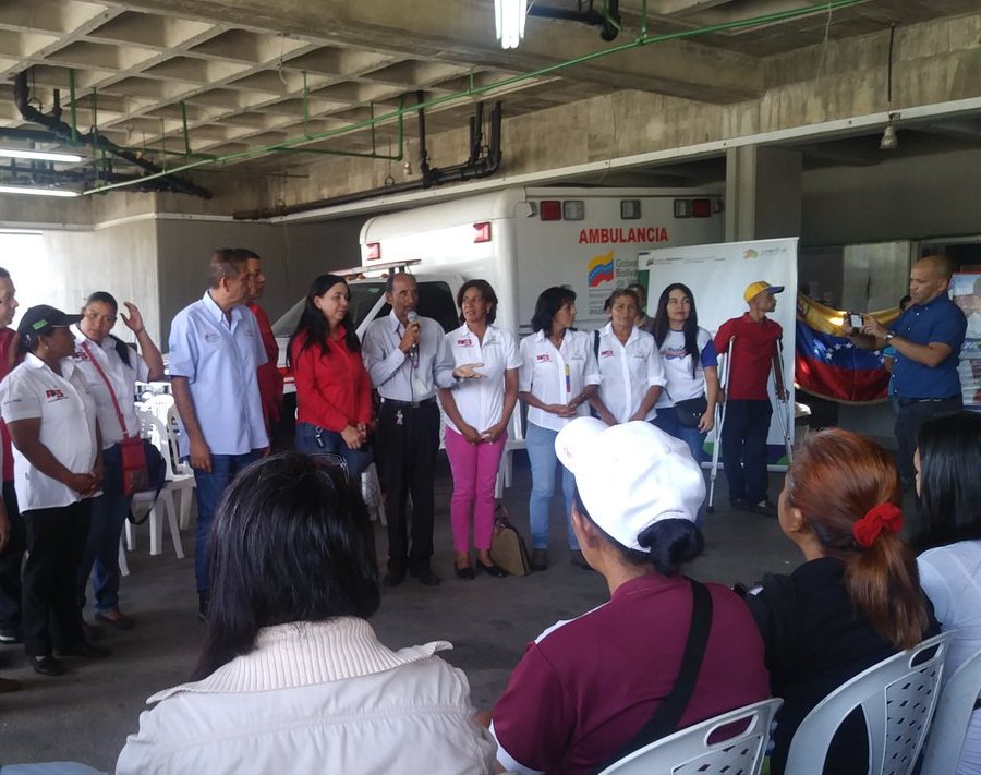 ¡El colmo! Trabajadores del Ipasme realizan acto de apoyo a Maduro con una ambulancia sin cauchos de fondo (Foto)