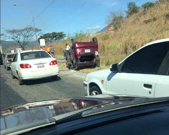 Conductor se queda dormido y genera triple choque en Carabobo  #18Feb