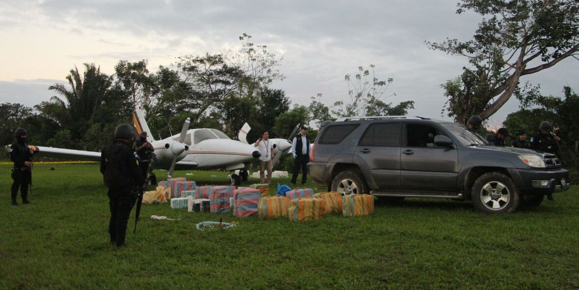 Decomisan en Guatemala una avioneta “procedente de costas venezolanas”, cocaína y armas