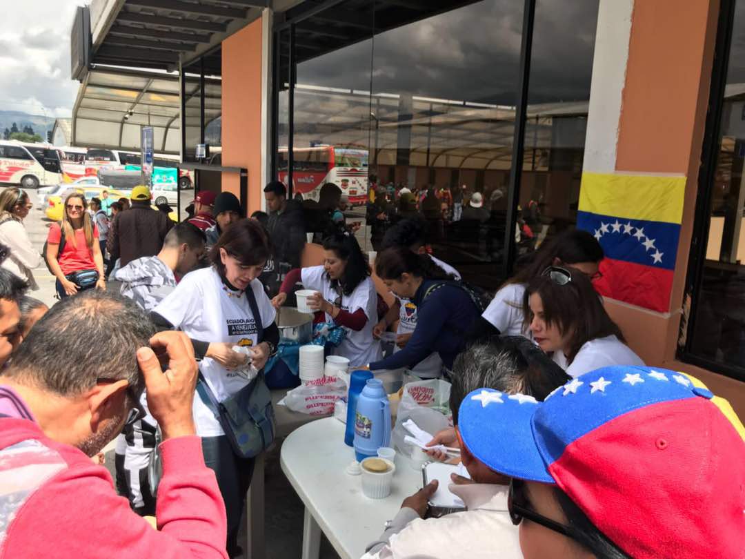 Solidaridad venezolana: Regalaron comida a quienes atraviesan cientos de kilómetros huyendo de la crisis (FOTOS)