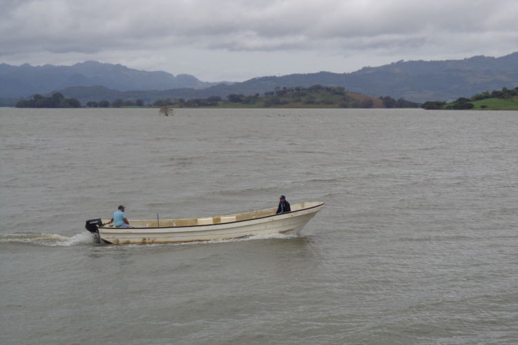 Dos niños mueren y 3 adultos desaparecen tras accidente en lago nicaragüense