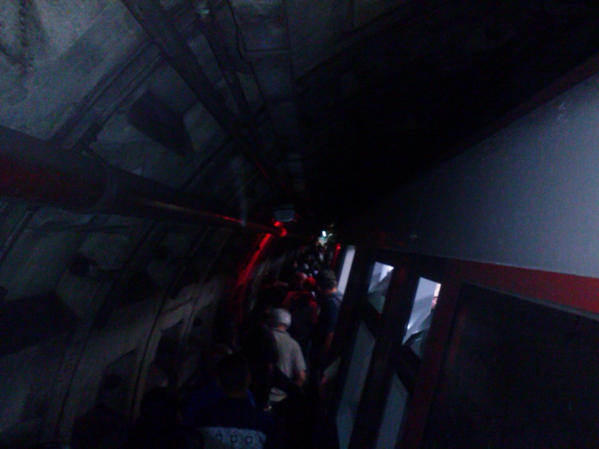 Caos en el Metro: Usuarios caminaron a oscuras por los túneles tras falla eléctrica #14 Feb (fotos)