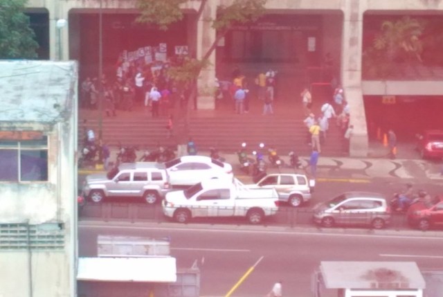 Protesta de trabajadores del sector salud frente a la Defensoría del Pueblo // Foto @Binytravis
