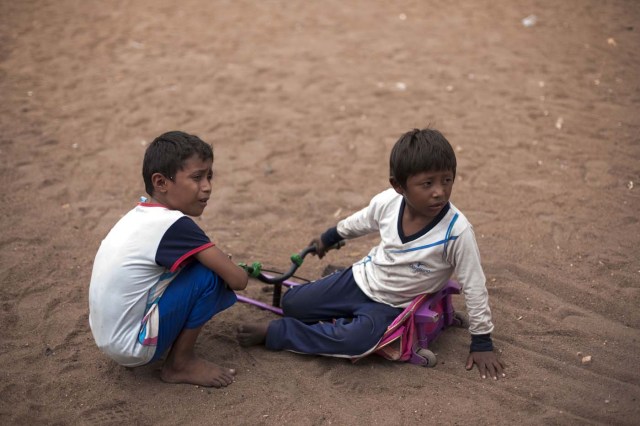 Venezuelan refugee children play at Tancredo Neves shelter in the city of Boa Vista, Roraima, Brazil, on February 24, 2018. When the Venezuelan migratory flow exploded in 2017 the city of Boa Vista, the capital of the state of Roraima, 200 kilometers from the Venezuelan border, began to set up shelters as people started to settle in squares, parks and corners of this city of 330,000 inhabitants of which 10 percent is now Venezuelan. / AFP PHOTO / Mauro PIMENTEL
