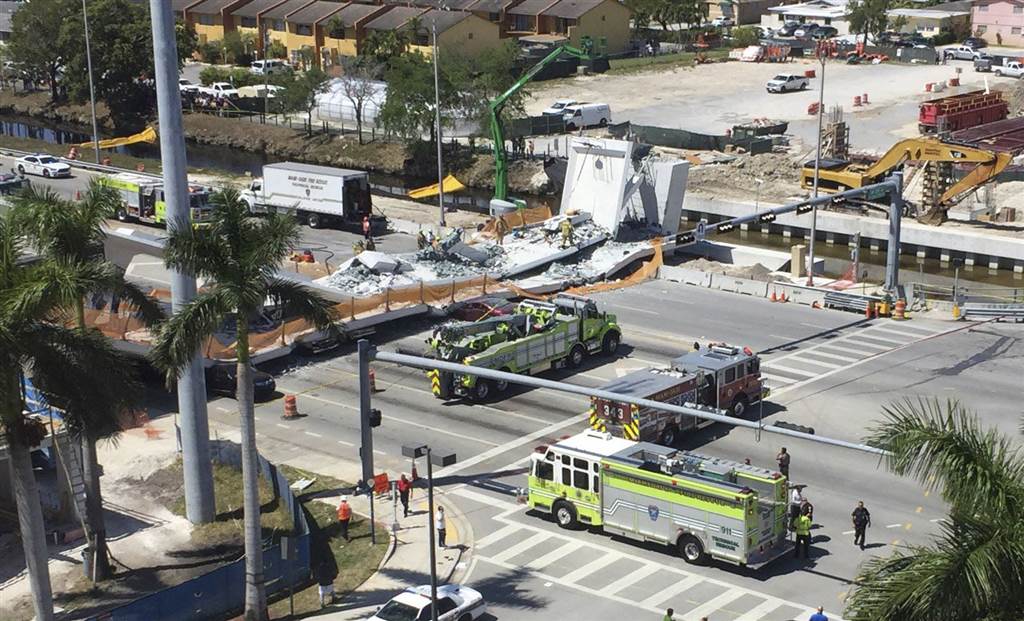 En fotos: Así fue el colpasó del puente peatonal sobre avenida en Miami