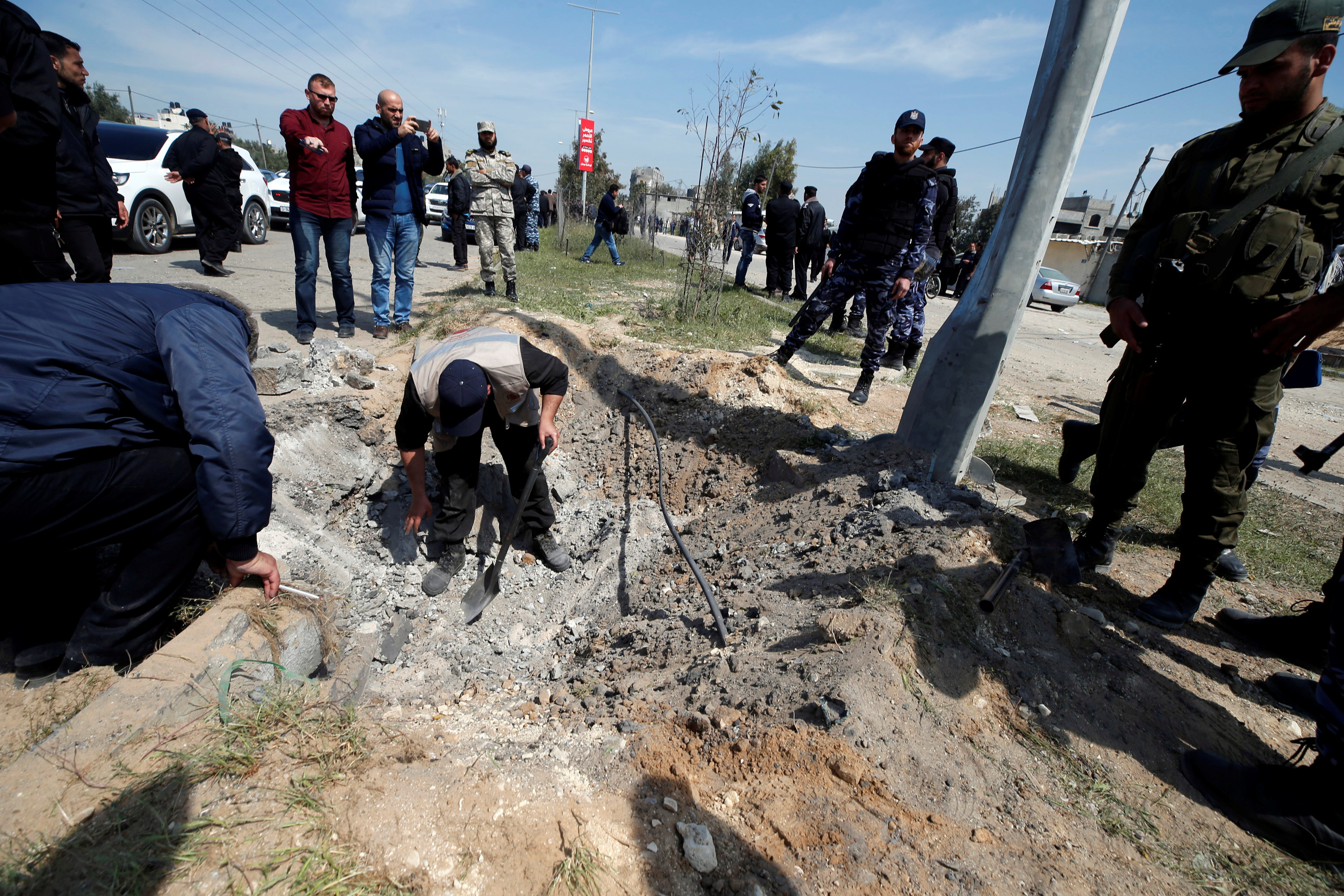 Siete heridos en una explosión al paso del primer ministro palestino en Gaza