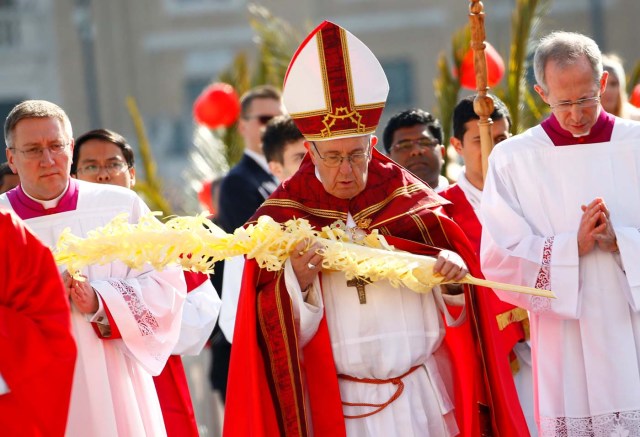 Pope Francis holds palm as he leads the Palm Sunday Mass in Saint Peter's Square at the Vatican, March 25, 2018 REUTERS/Tony Gentile