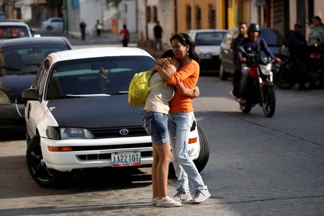 Familiares de reclusos del Comando General de la Policía de Carabobo reaccionan mientras esperan fuera de la prisión de Valencia, Venezuela el 28 de marzo de 2018. REUTERS / Carlos Garcia Rawlins