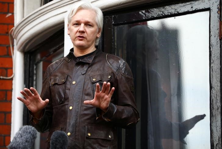 Fundador de WikiLeaks Julian Assange dice Ecuador busca poner fin a su asilo