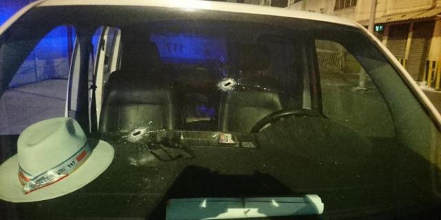 "Lastimosamente, el día de ayer la camioneta de mi campaña recibió dos disparos de pistola neumática", escribió Cortés en su cuenta de Twitter. Foto: Twitter: @JorgeCortesAlv
