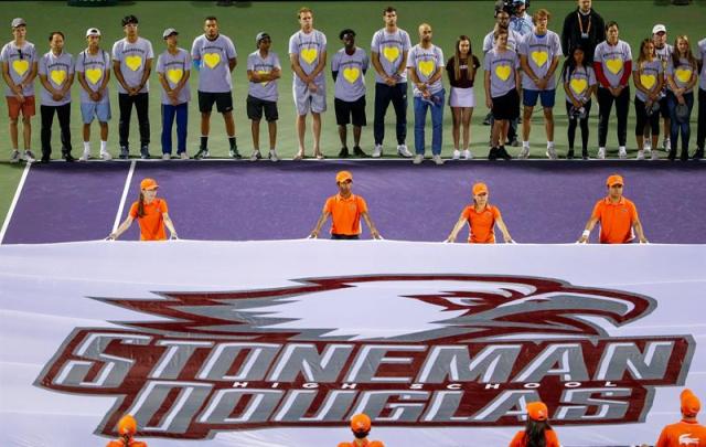 Tenistas profesionales y solidarios con los miembros del equipo de tenis Marjory Stoneman Douglas High School al comienzo de la sesión nocturna del torneo de tenis Miami Open en Key Biscayne, Miami, Florida, EE. UU., El 24 de marzo de 2018. Diecisiete personas murieron en la escuela secundaria en Parkland, Florida, el 14 de febrero de 2018. (Abierto, Tenis, Estados Unidos) EFE / EPA / ERIK S. LESSER