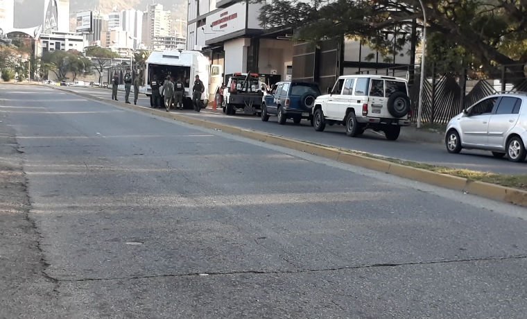 Cerrado el paso frente a La Carlota por unidad antimotín #12Mar (foto)