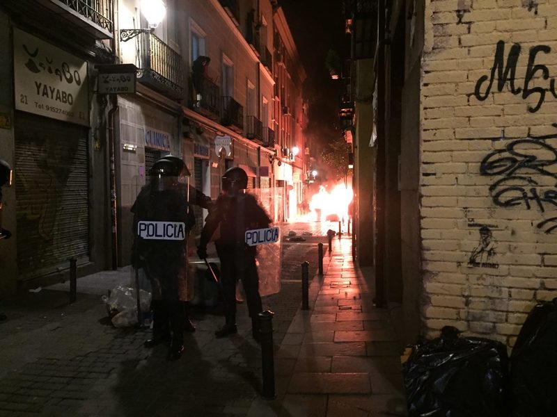 Diez policías heridos y seis arrestos en Madrid tras la muerte de un vendedor ambulante