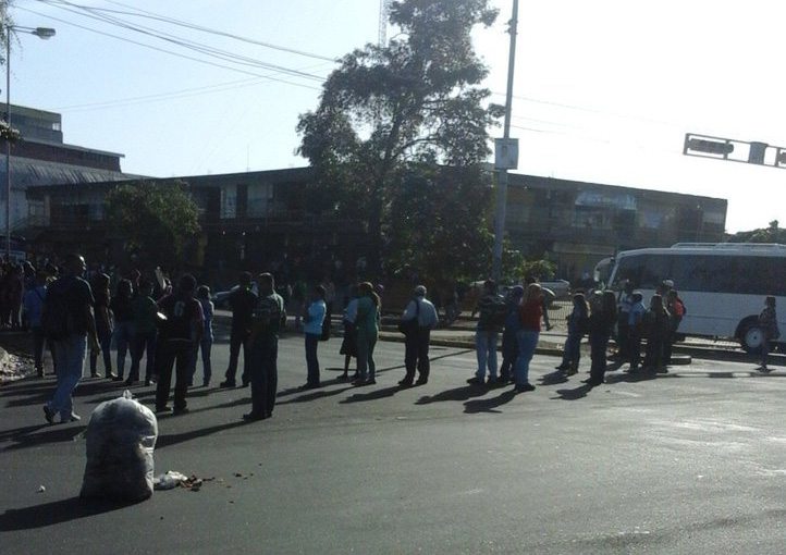 Protesta por falta de transporte en Puerto Ordaz #12Mar (foto)