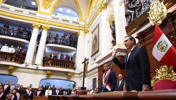 Martín Vizcarra asume la presidencia de Perú