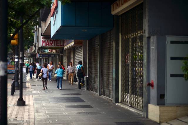 Comercios cerrados en una calle de Caracas/ Foto JUAN BARRETO (AFP)
