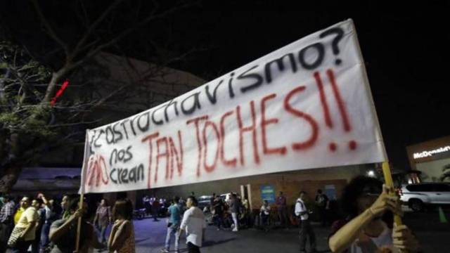 Seguidores del candidato a la presidencia Gustavo Petro, con una pancarta sobre el «castrochavismo», el pasado 2 de marzo en Cúcuta (Colombia) - Efe