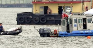 Cinco muertos al caer un helicóptero a río de Nueva York
