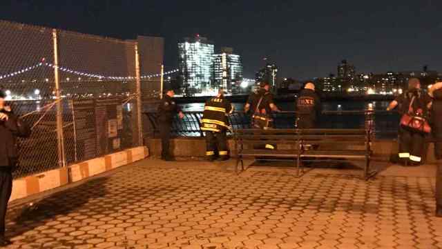 Policías junto al East River, donde un helicóptero se ha estrellado hoy. Foto: AP