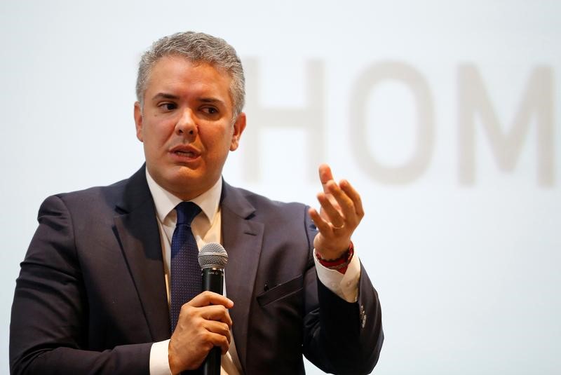 Candidato uribista empata con Petro en intención del voto de los colombianos
